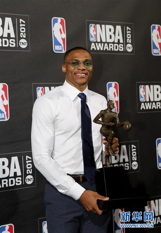 NBA颁奖典礼:威少获常规赛MVP 奥尼尔携爱妻