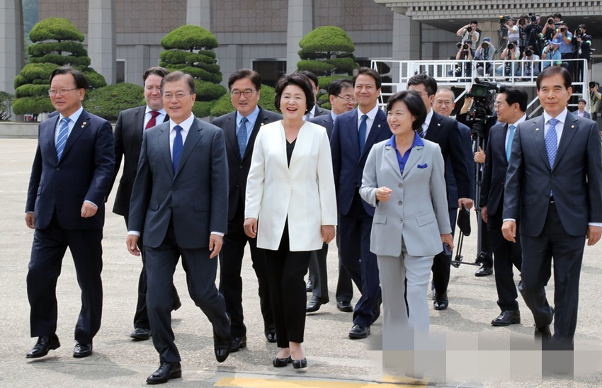 韓國總統文在寅28日下午從首爾啟程訪美，執政黨黨首秋美愛、政府和青瓦台官員等到場歡送。