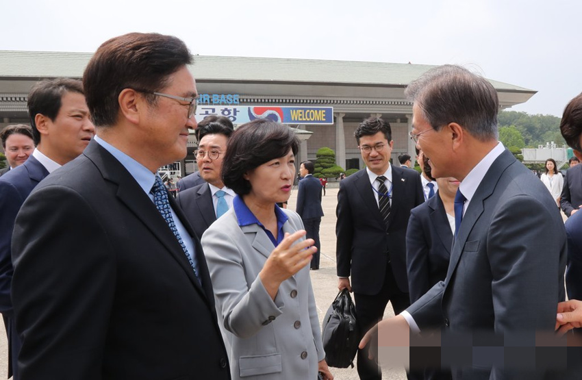韓國總統文在寅28日下午從首爾啟程訪美，執政黨黨首秋美愛、政府和青瓦台官員等到場歡送。