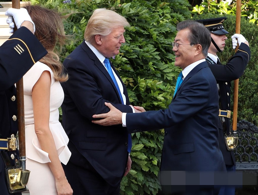 6月29日，韓國總統文在寅到達美國白宮后，與美國總統特朗普握手。