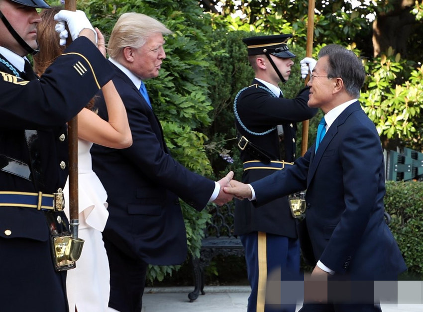 6月29日，韓國總統文在寅到達美國白宮后，與美國總統特朗普握手。