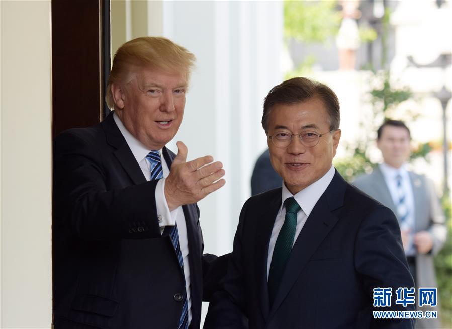 6月30日，在美國華盛頓白宮，美國總統特朗普（左）歡迎韓國總統文在寅。