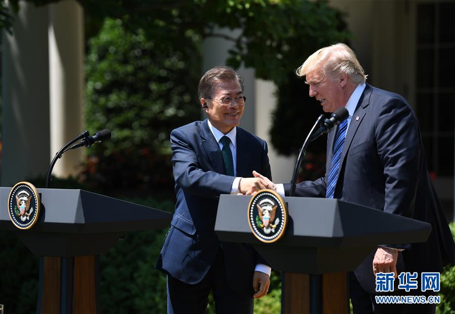 6月30日，在美國華盛頓白宮，美國總統特朗普（右）與韓國總統文在寅在聯合新聞發布會上握手。