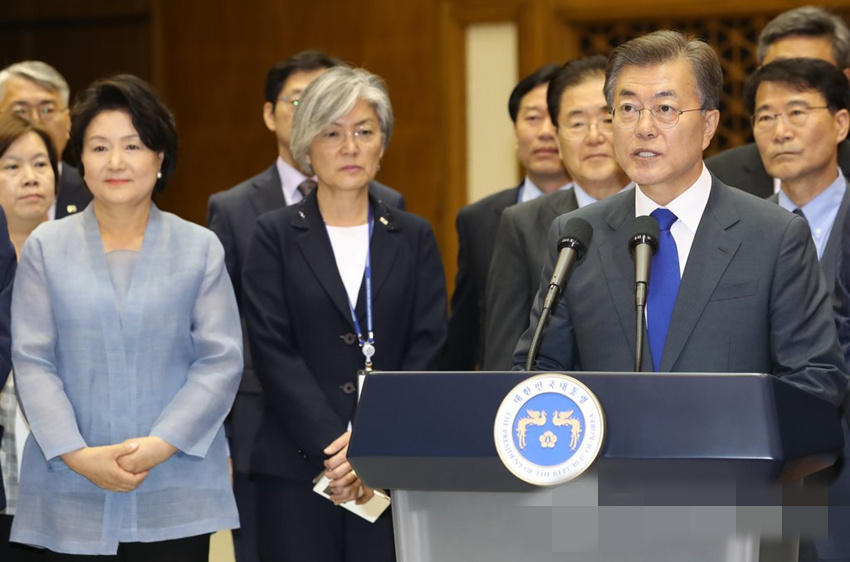 7月2日，韓國總統文在寅在機場發表講話。
