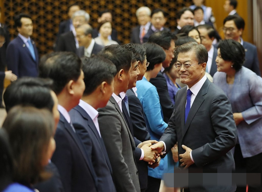 韓國總統文在寅結束訪美后於7月2日回到首爾，並與前來迎接的共同民主黨議員等人士握手。