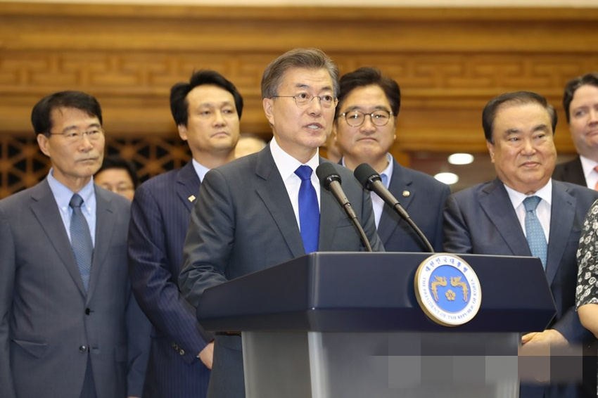 7月2日，韓國總統文在寅在機場發表講話。