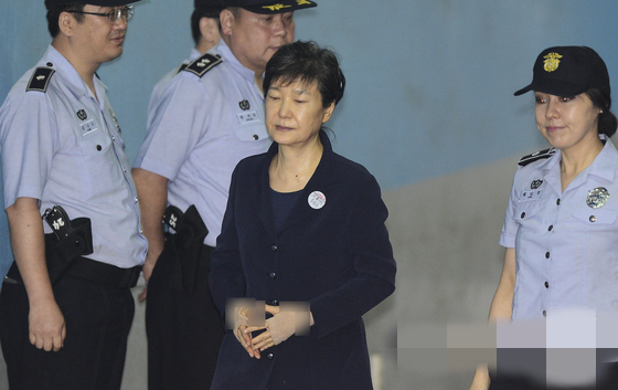 當地時間7月3日上午，韓國前總統朴槿惠被押往首爾中央地方法院，出席庭審。