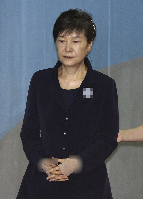 當地時間7月3日上午，韓國前總統朴槿惠被押往首爾中央地方法院，出席庭審。