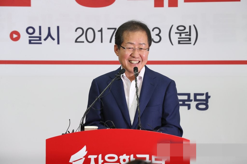 7月3日，洪准杓在當選自由韓國黨新任黨代表后召開記者會。