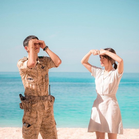 下面一起重溫雙宋CP在《太陽的后裔》中的經典畫面吧~