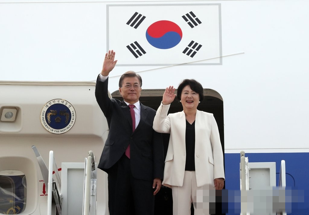 韓國總統文在寅5日上午乘專機從首爾啟程前往德國，第一夫人金正淑同行。