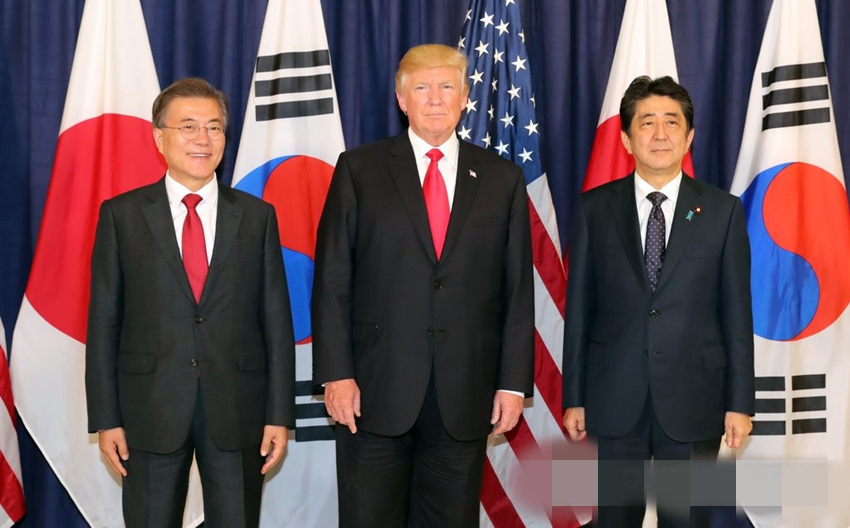 當地時間7月6日，韓國總統文在寅、美國總統特朗普和日本首相安倍晉三在美國駐漢堡總領事館共進晚餐。