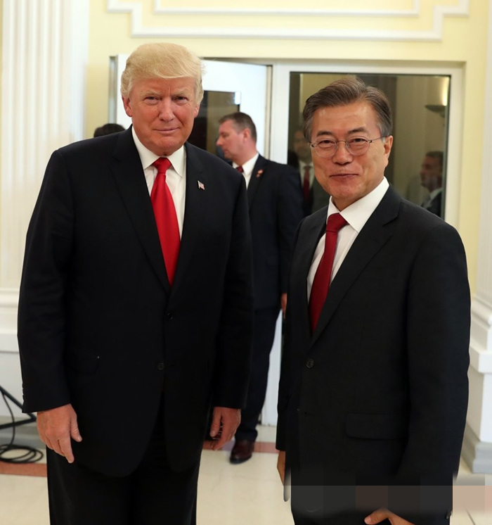 韓國總統文在寅與美國總統特朗普合影。當地時間7月6日，韓美日首腦晚餐會在美國駐漢堡總領事館舉行。