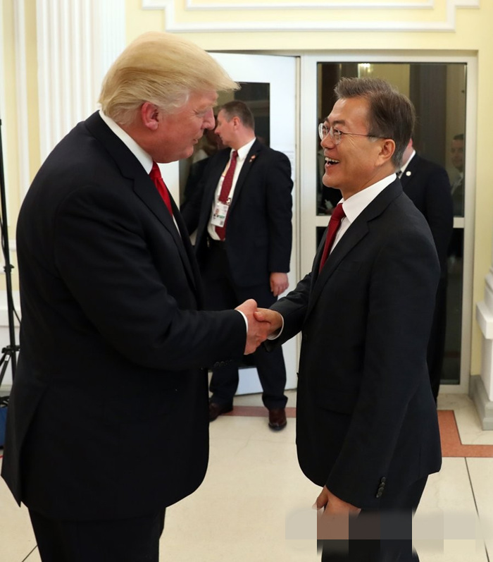 韓國總統文在寅與美國總統特朗普握手。當地時間7月6日，韓美日首腦晚餐會在美國駐漢堡總領事館舉行。