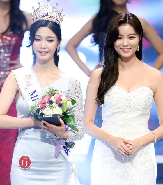 2016年韓國小姐得主金真鬆（音）頒獎給徐才瑗。