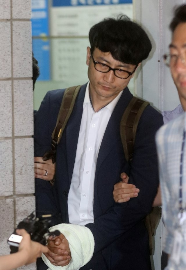 李俊瑞在被批捕之后沒有回答記者提問，直接乘坐護送車前往首爾南部拘留所。