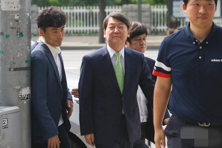 7��12�գ�������ǰ���׶����ӵ��Ĺ���֮���칫�ң��ٿ����߻ᡣ