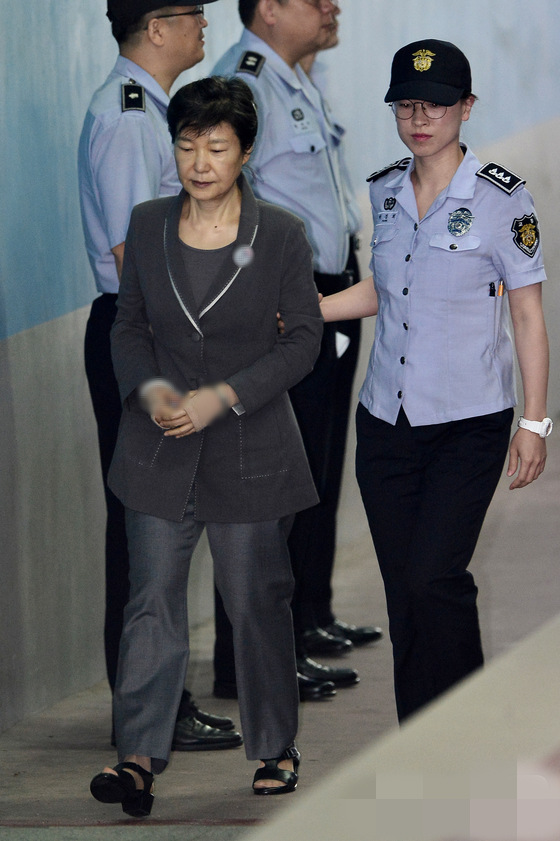 朴槿惠今日受审依旧穿凉鞋出庭 崔顺实与三星