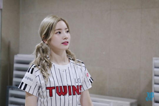 TWICEΪ Ļϰմ󹫿ͼ2