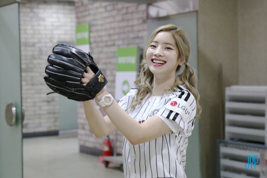 TWICE�����Ϊ���������� ����Ļ����ϰ�մ󹫿�����ͼ����5��