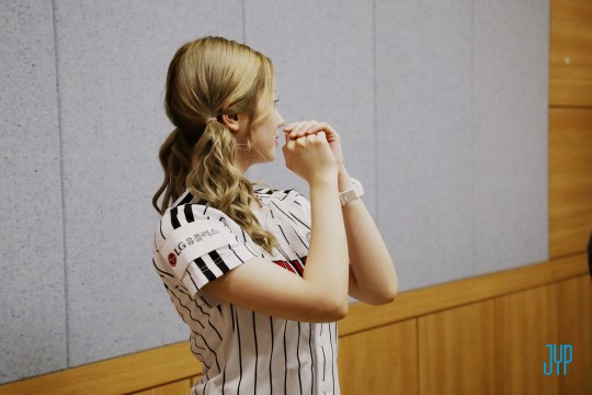 TWICE�����Ϊ���������� ����Ļ����ϰ�մ󹫿�����ͼ����12��