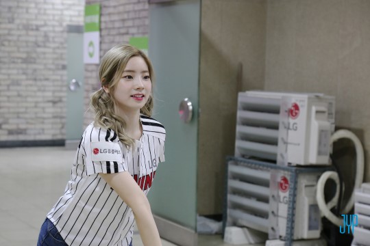 TWICE�����Ϊ���������� ����Ļ����ϰ�մ󹫿�����ͼ����10��
