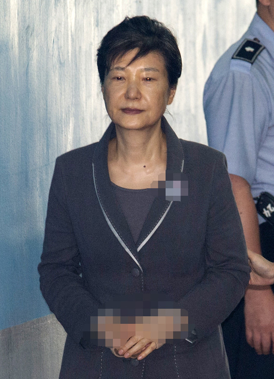 7月25日上午，韓國前總統朴槿惠被押往首爾中央地方法院出席庭審。