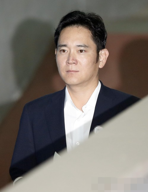 8月1日上午，三星電子副會長李在镕被押往首爾中央地方法院，未戴眼鏡出席庭審。
