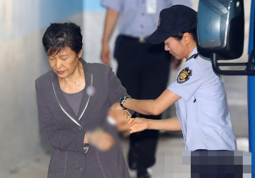 8月4日，朴槿惠因腳趾受傷，在相關人員攙扶下出庭受審。