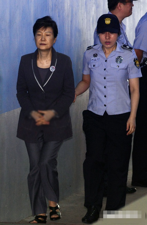 8月8日，韓國前總統朴槿惠被押往首爾中央地方法院出席第50次庭審。