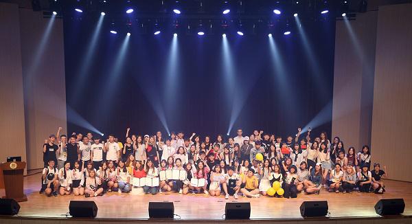 参加"第12届外国留学生韩语演讲及 k-pop歌唱比赛"的外国留学生合影