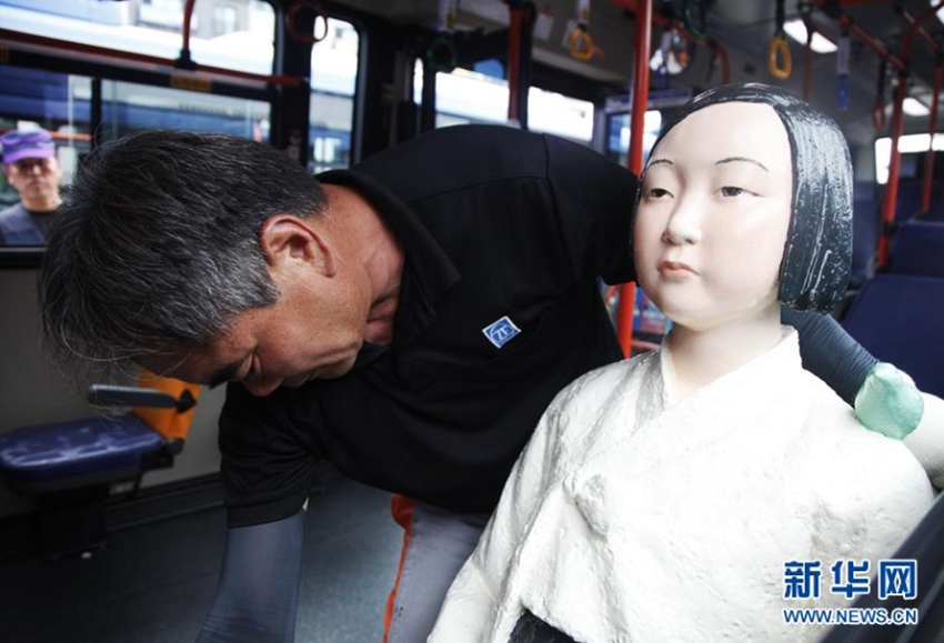 8月13日，在韓國首爾，工作人員在151路公交車上安裝“慰安婦”少女像。新華社記者姚琪琳攝 