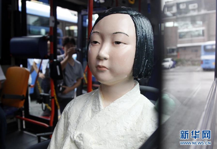 這是8月13日在韓國首爾拍攝的安裝在151路公交車上的“慰安婦”少女像。新華社記者姚琪琳攝