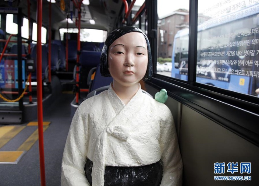 這是8月13日在韓國首爾拍攝的安裝在151路公交車上的“慰安婦”少女像。新華社記者姚琪琳攝 