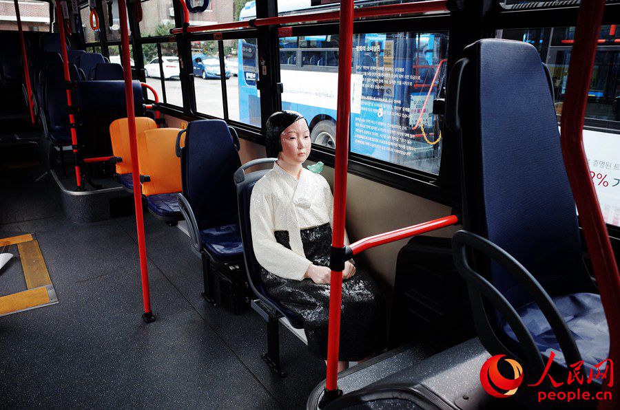 首爾市公交車內的“慰安婦”少女像。夏雪攝
