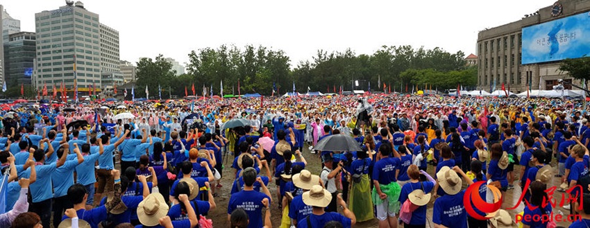 韓國上萬民眾冒雨舉行大規模反“薩德”集會。夏雪攝