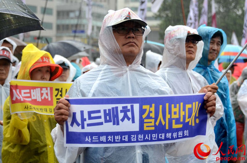 韓國民眾冒雨抗議“薩德”。周軒攝