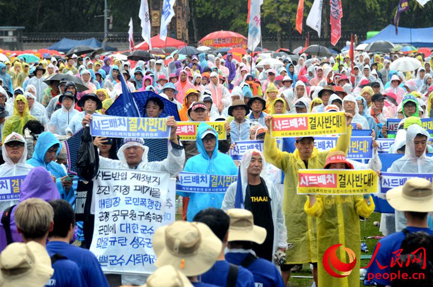 韓國民眾冒雨抗議“薩德”。周軒攝