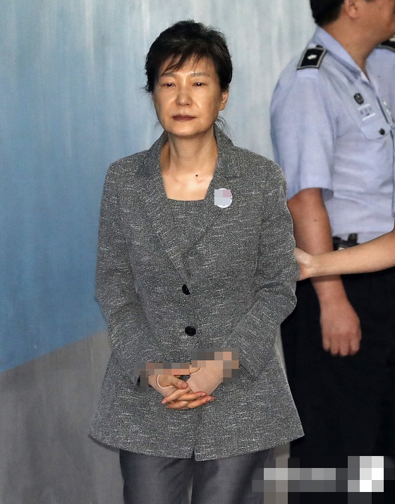 8月18日，朴槿惠被押往首爾中央地方法院出席庭審，面色沉重。