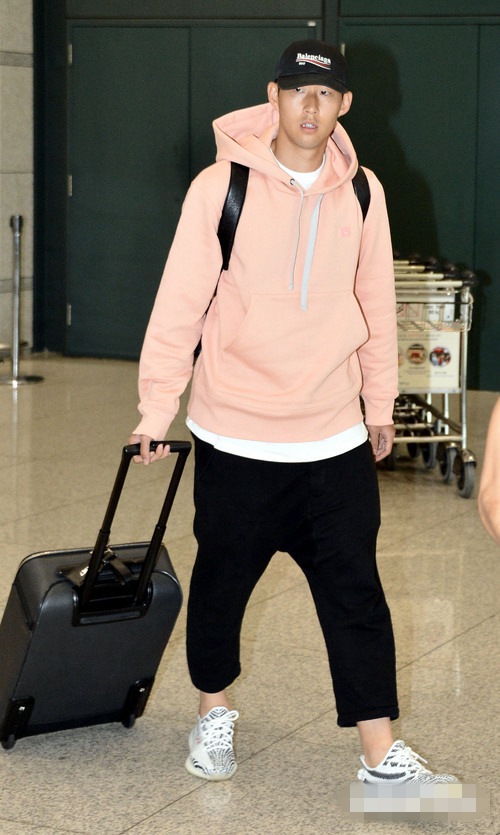28日，韓國足球名將孫興慜身穿粉色衛衣現身機場，返韓參加集訓。