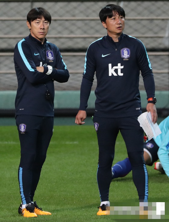 韓國男足國家隊新任主教練申台龍（左）。