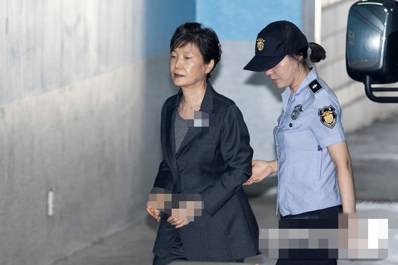 當地時間9月4日上午，韓國前總統朴槿惠被押往首爾中央地方法院出席第63次庭審。