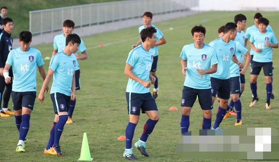 韓國隊3日在烏茲別克斯坦首都塔什干的本尤德科體育場進行賽前訓練。