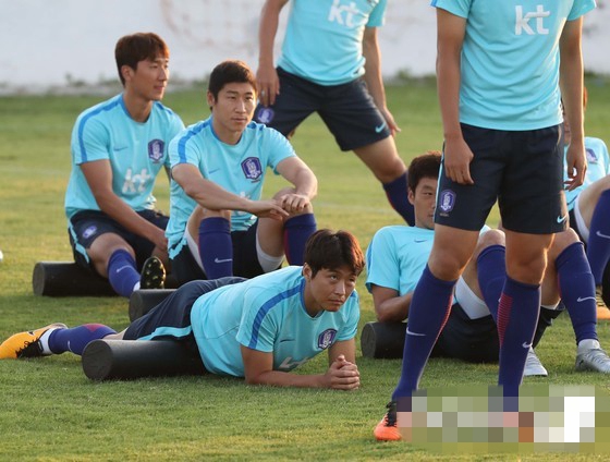 韓國隊3日在烏茲別克斯坦首都塔什干的本尤德科體育場進行賽前訓練。