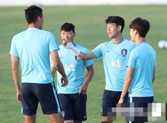 韓國隊孫興慜、黃喜燦等球員賽前訓練，備戰與烏茲別克斯坦隊的“生死戰”。