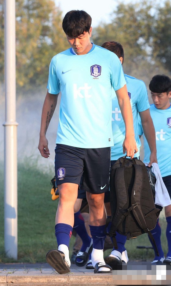 韓國隊新隊長金英權率隊員前往球場。