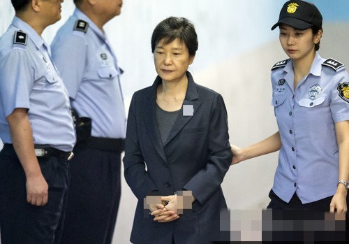 5日，韓國前總統朴槿惠被押往首爾中央地方法院出席第64次庭審。