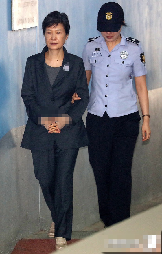 7日，朴槿惠被押往首爾中央地方法院出席第66次庭審。