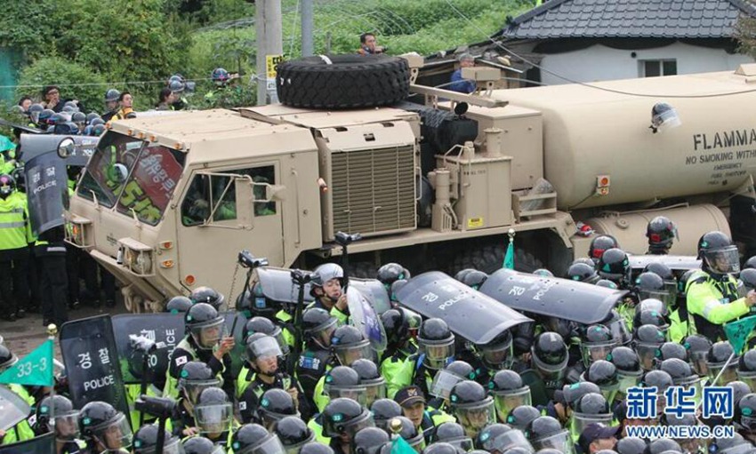 9月7日，在韓國慶尚北道星州郡，“薩德”相關裝備被運往部署地。新華社記者姚琪琳攝