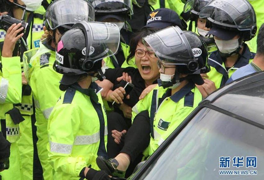 9月7日，在韓國慶尚北道星州郡，韓國民眾在“薩德”部署地附近與警方發生沖突。新華社記者姚琪琳攝